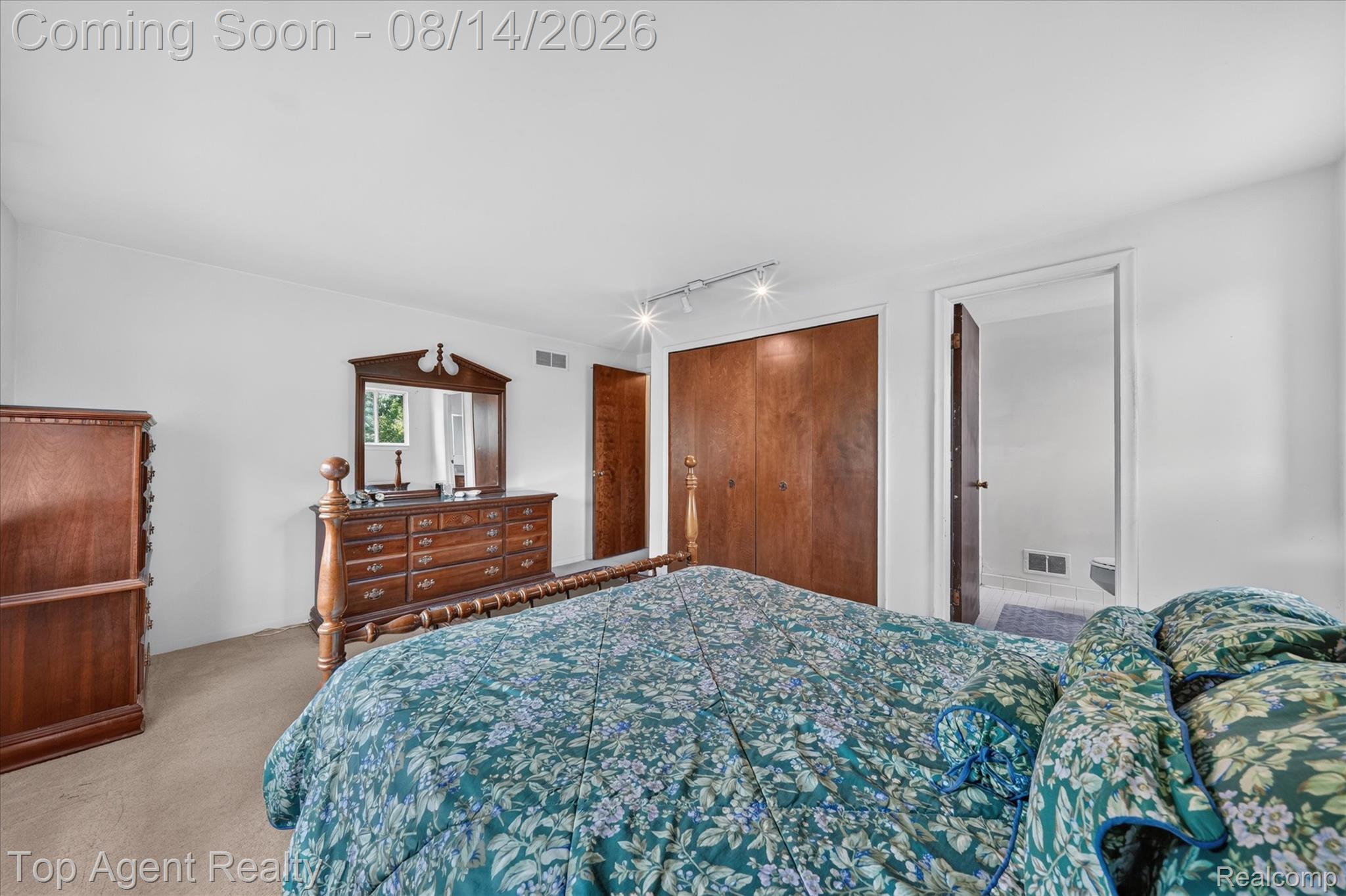 6084 Deguise Court Rochester, MI 48306 - Photo 23 of 50 28-6084-Deguise-Ct-Rochester-Hills-WindowStill.jpg