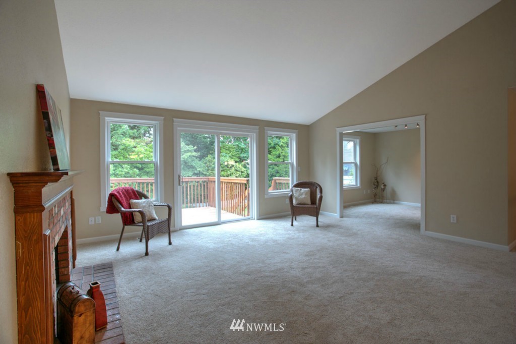 18433 135th Place Southeast Renton, WA 98058 - Photo 3 of 24 Gallery Image 3