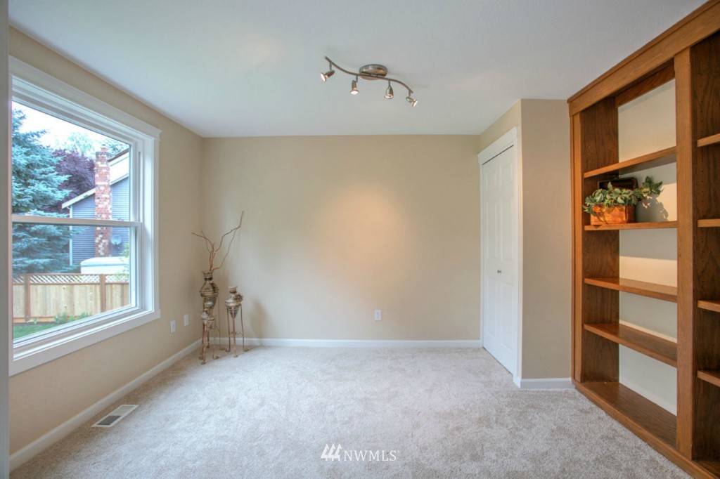 18433 135th Place Southeast Renton, WA 98058 - Photo 4 of 24 Gallery Image 4