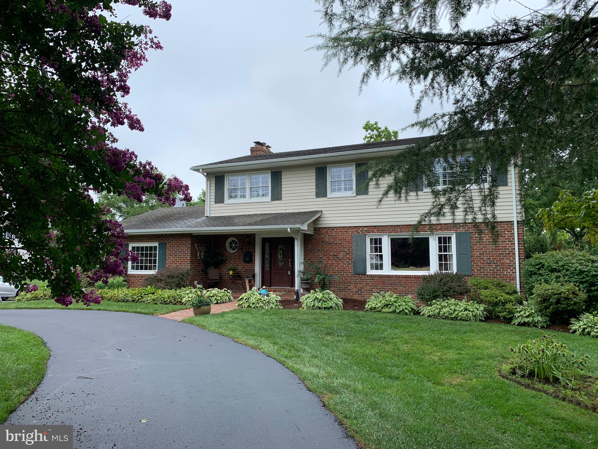 522 Dranesville Road Herndon, VA 20170 - Photo 2 of 47 front & circular driveway