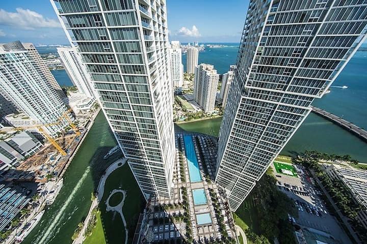 485 Brickell Avenue, Unit 2302 Miami, FL 33131 - Photo 13 of 20 a view of a balcony