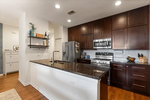$554,500 | 2040 West Belmont Avenue, Unit 302, Chicago, IL 60618