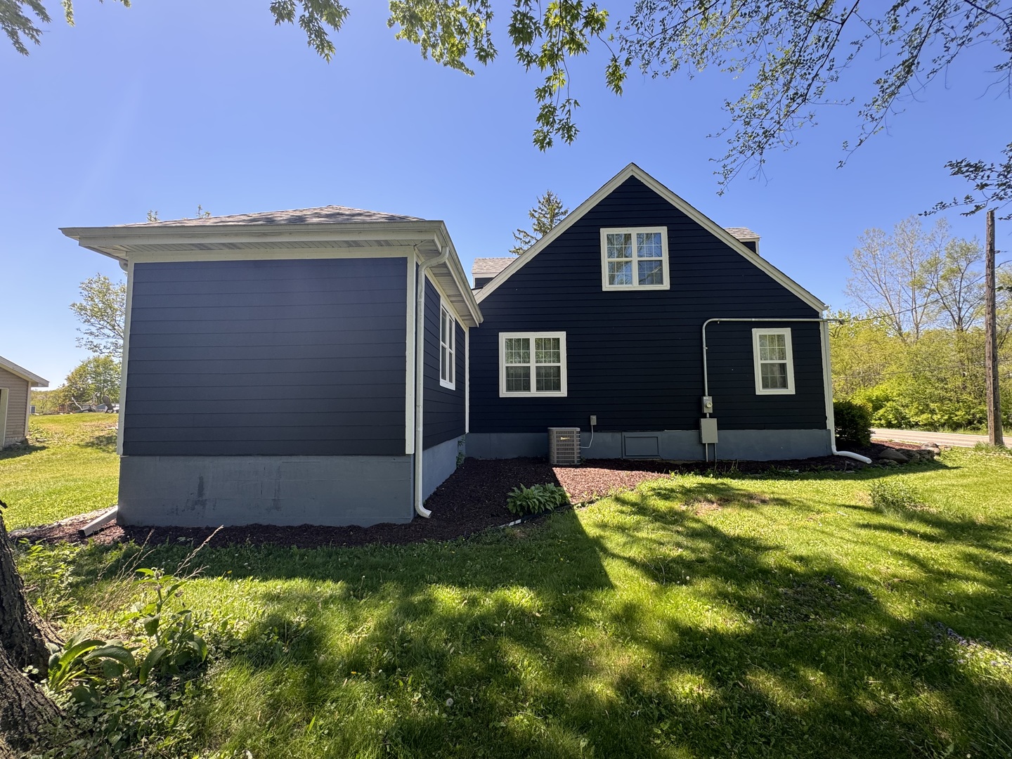 931 South Rawson Bridge Road Cary, IL 60013 - Photo 4 of 36 a front view of a house with a yard