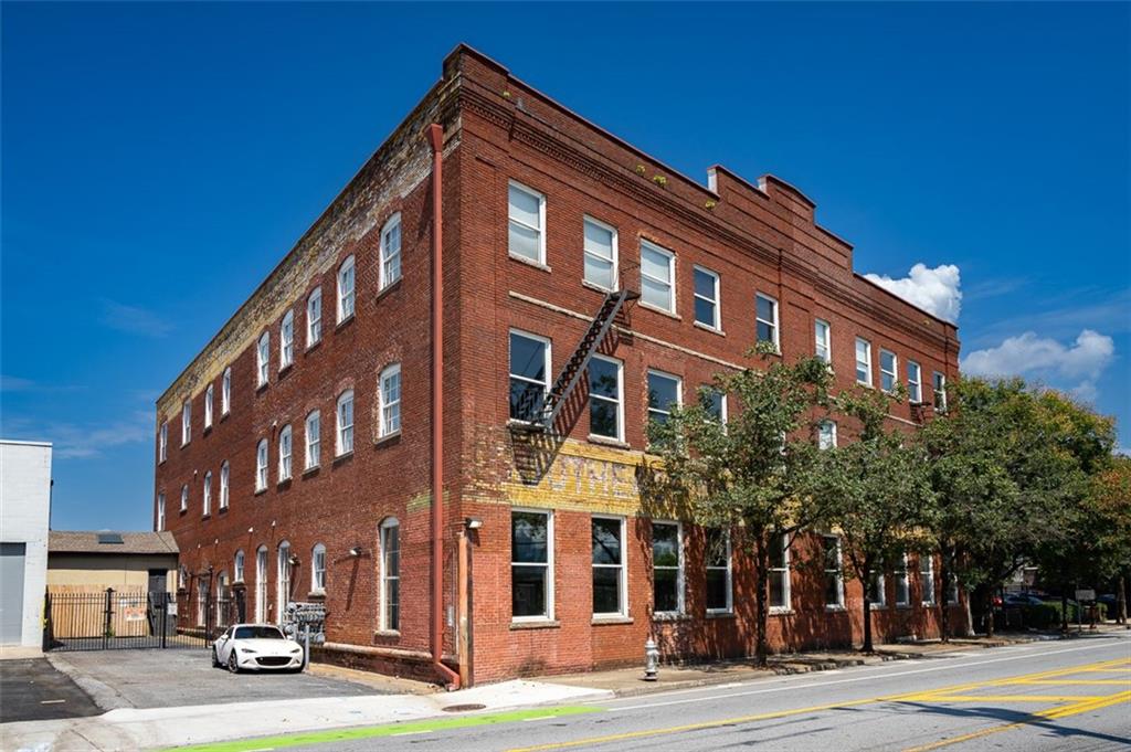 490 Marietta Street Northwest, Unit 101 Atlanta, GA 30313 - Photo 6 of 102 a front view of a building