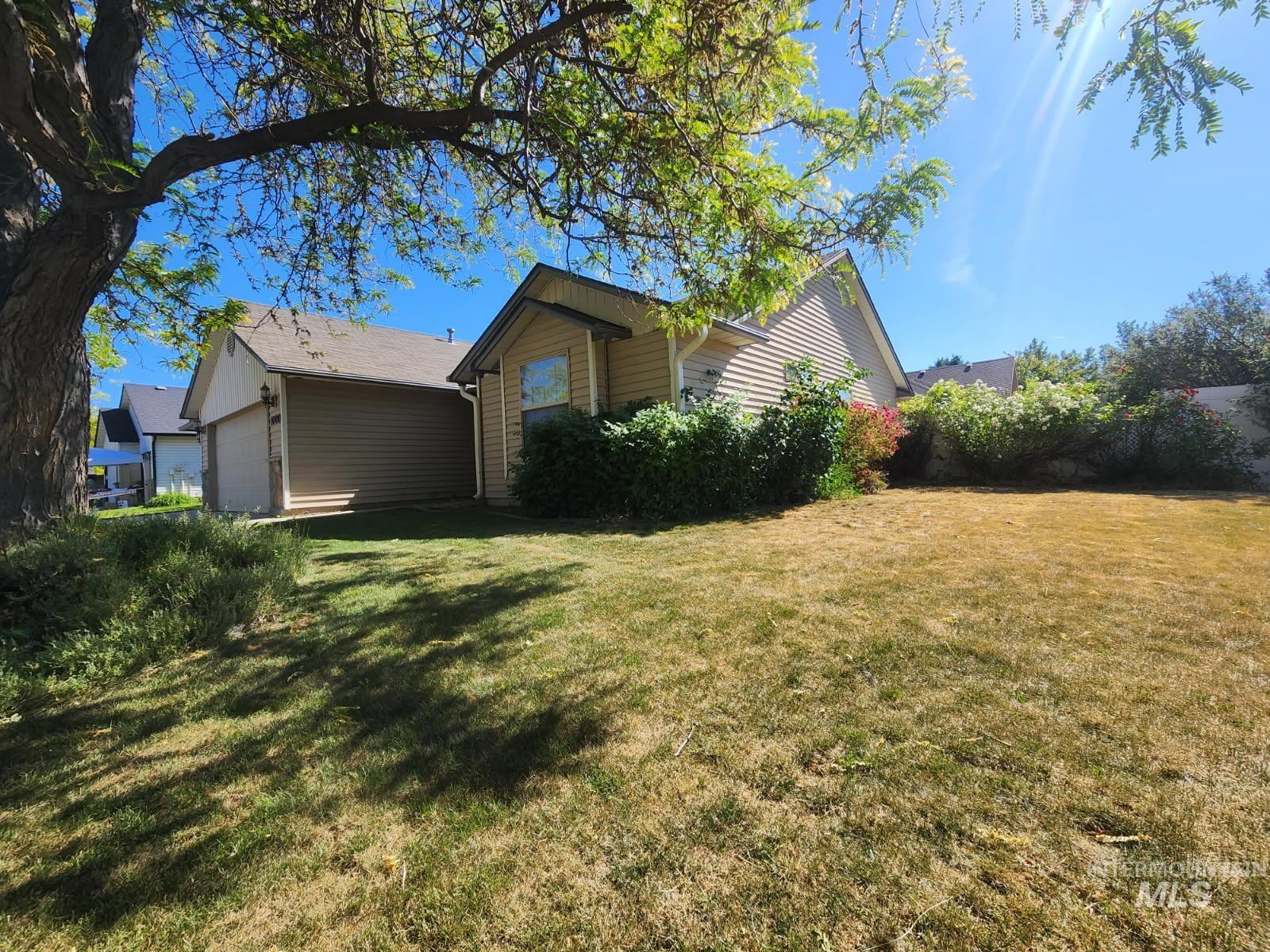 1000 North Rodeo Street Parma, ID 83660 - Photo 2 of 35 Spacious backyard with established perimeter shrubbery