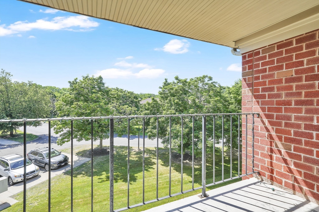 16 Maple Crest Circle, Unit J Holyoke, MA 01040 - Photo 3 of 34