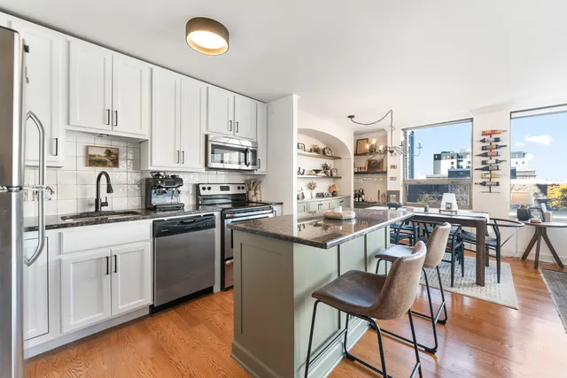 $299,000 | 1455 North Sandburg Terrace, Unit 608, Chicago, IL 60610