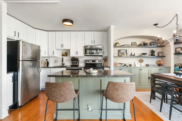 $299,000 | 1455 North Sandburg Terrace, Unit 608, Chicago, IL 60610