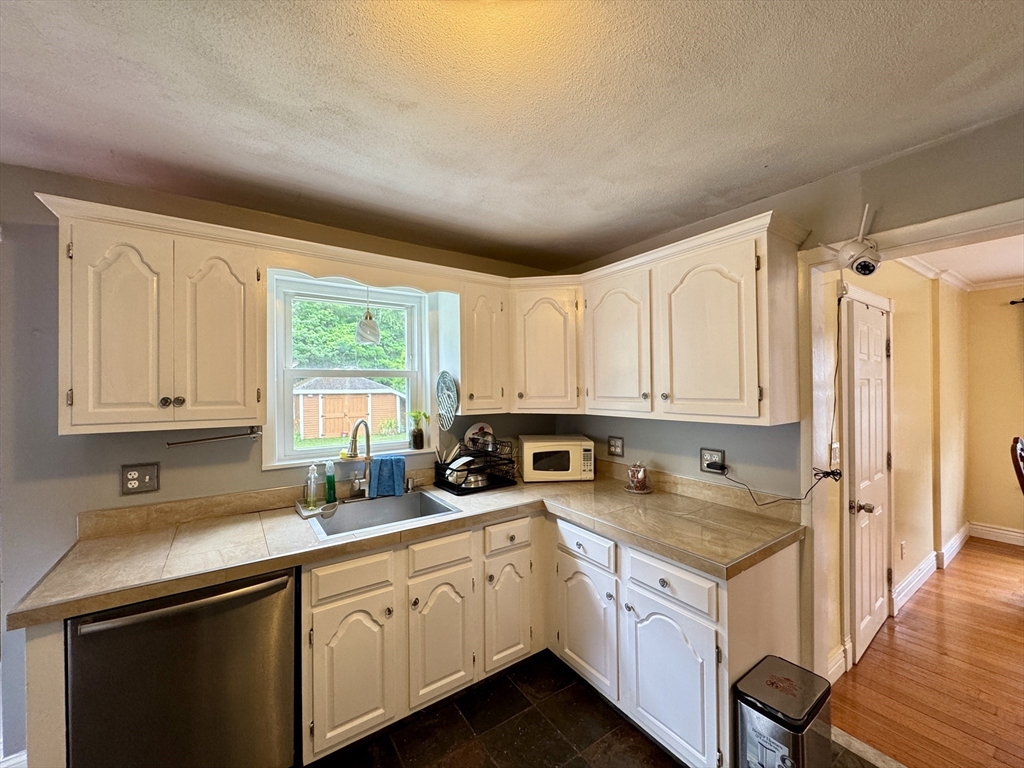 19 Forsberg Street Worcester, MA 01607 - Photo 8 of 29 Gallery Image 8