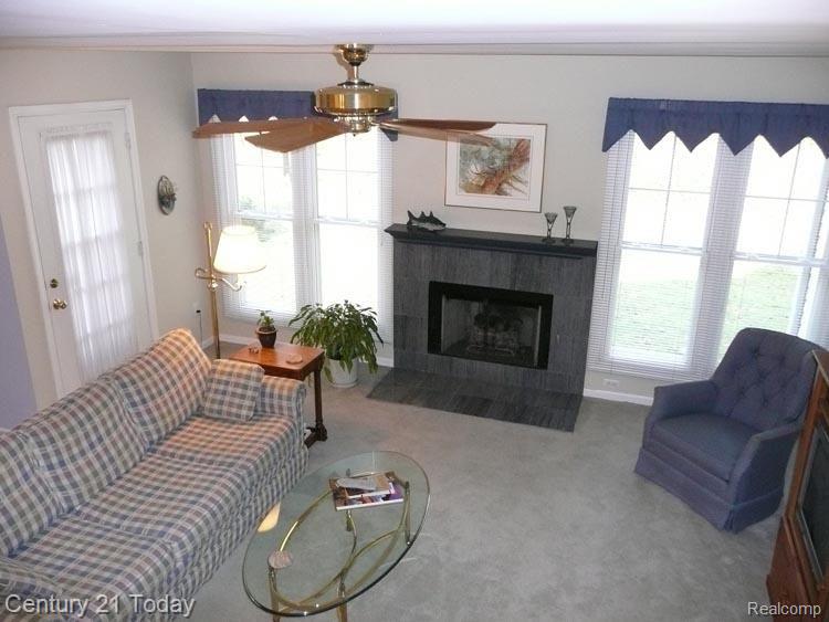 23077 Farmington Road, Unit 14 Farmington, MI 48336 - Photo 3 of 25 Great Room