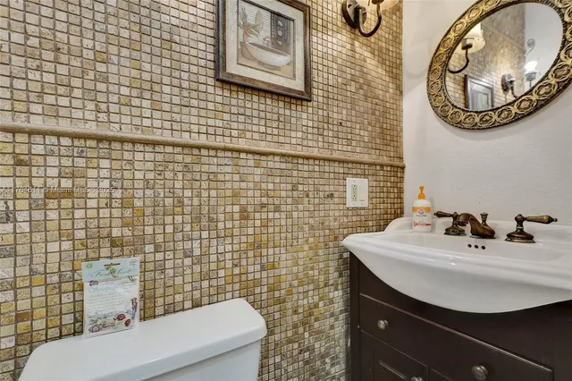 $1,115,000 | 10643 Northwest 54th Street, Doral, FL 33178