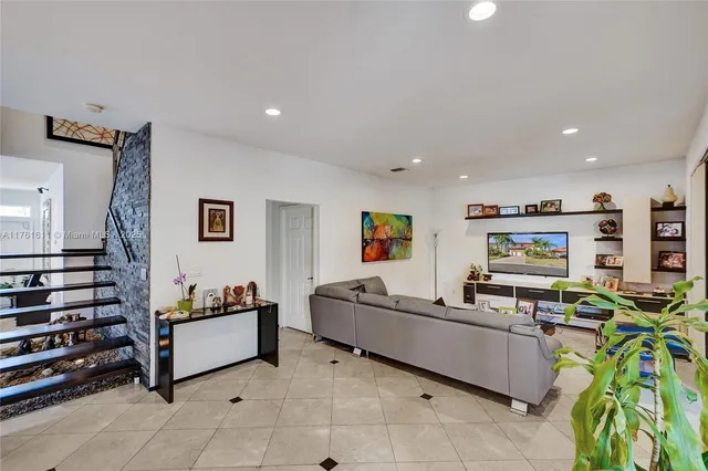 $1,115,000 | 10643 Northwest 54th Street, Doral, FL 33178