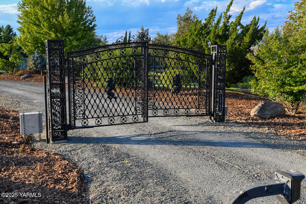 15783 Fisk Road Yakima, WA 98908 - Photo 5 of 61 Private gated entry
