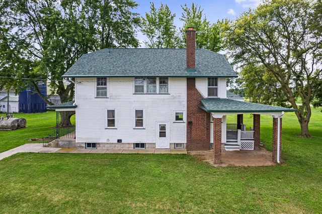 a view of a house with backyard