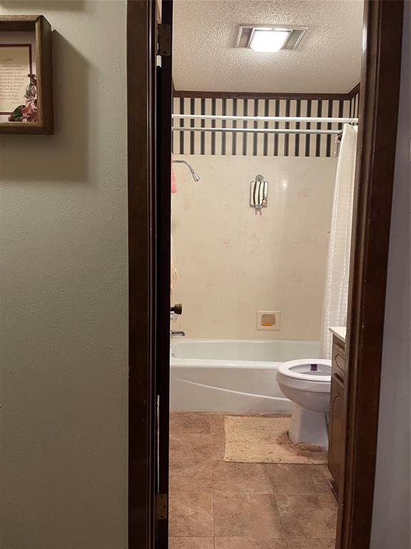 9886 Highway 79 Haynesville, LA 71038 - Photo 11 of 16 a bathroom with a toilet a sink and a bathtub