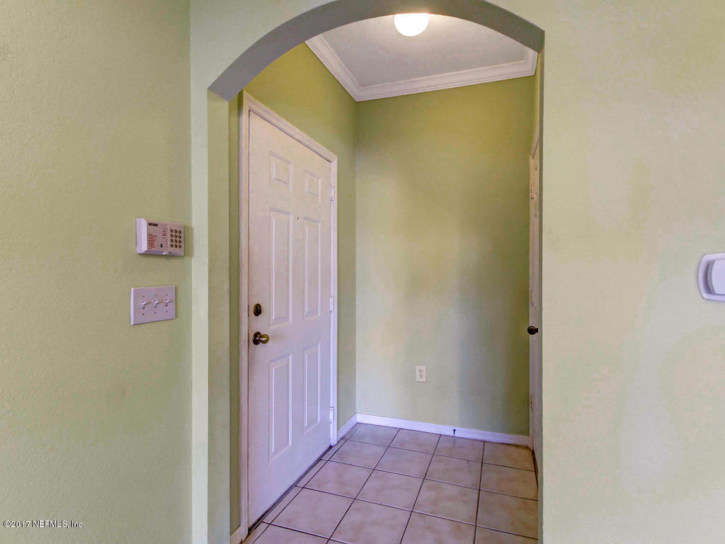 10961 Burnt Mill Road, Unit 1414 Jacksonville, FL 32256 - Photo 5 of 39 a view of a bathroom with a bathtub