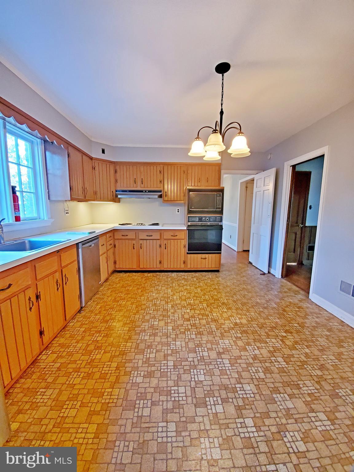 725 Woodcrest Road Wayne, PA 19087 - Photo 12 of 30 Eat in Kitchen