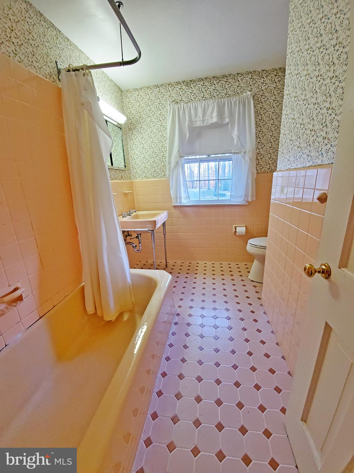 725 Woodcrest Road Wayne, PA 19087 - Photo 20 of 30 Full Bath 2nd Floor Hallway