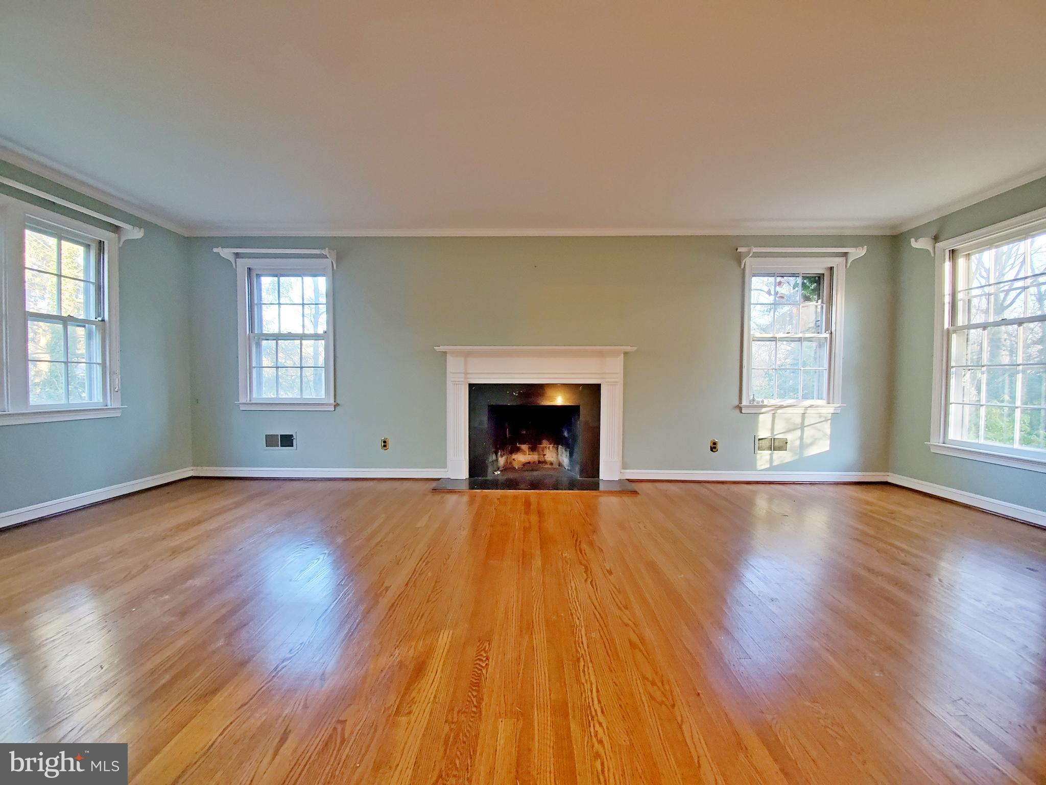 725 Woodcrest Road Wayne, PA 19087 - Photo 7 of 30 Large living room