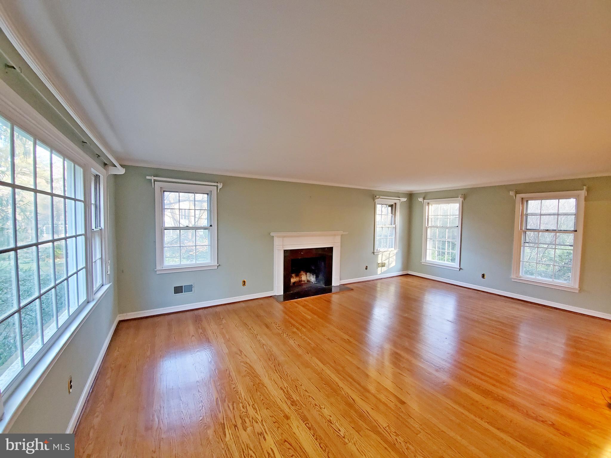 725 Woodcrest Road Wayne, PA 19087 - Photo 8 of 30 Large living room