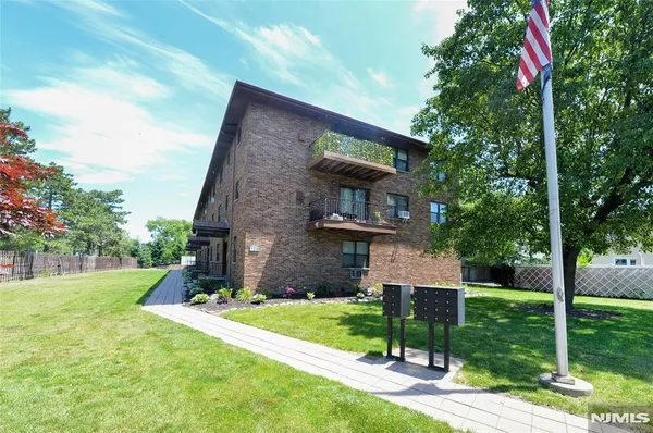 $287,500 | 729 10th Street, Unit 2F, Secaucus, NJ 07094