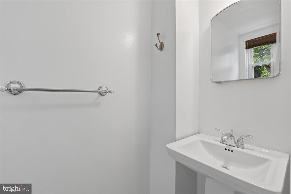 5024 8th Road South Arlington, VA 22204 - Photo 15 of 35