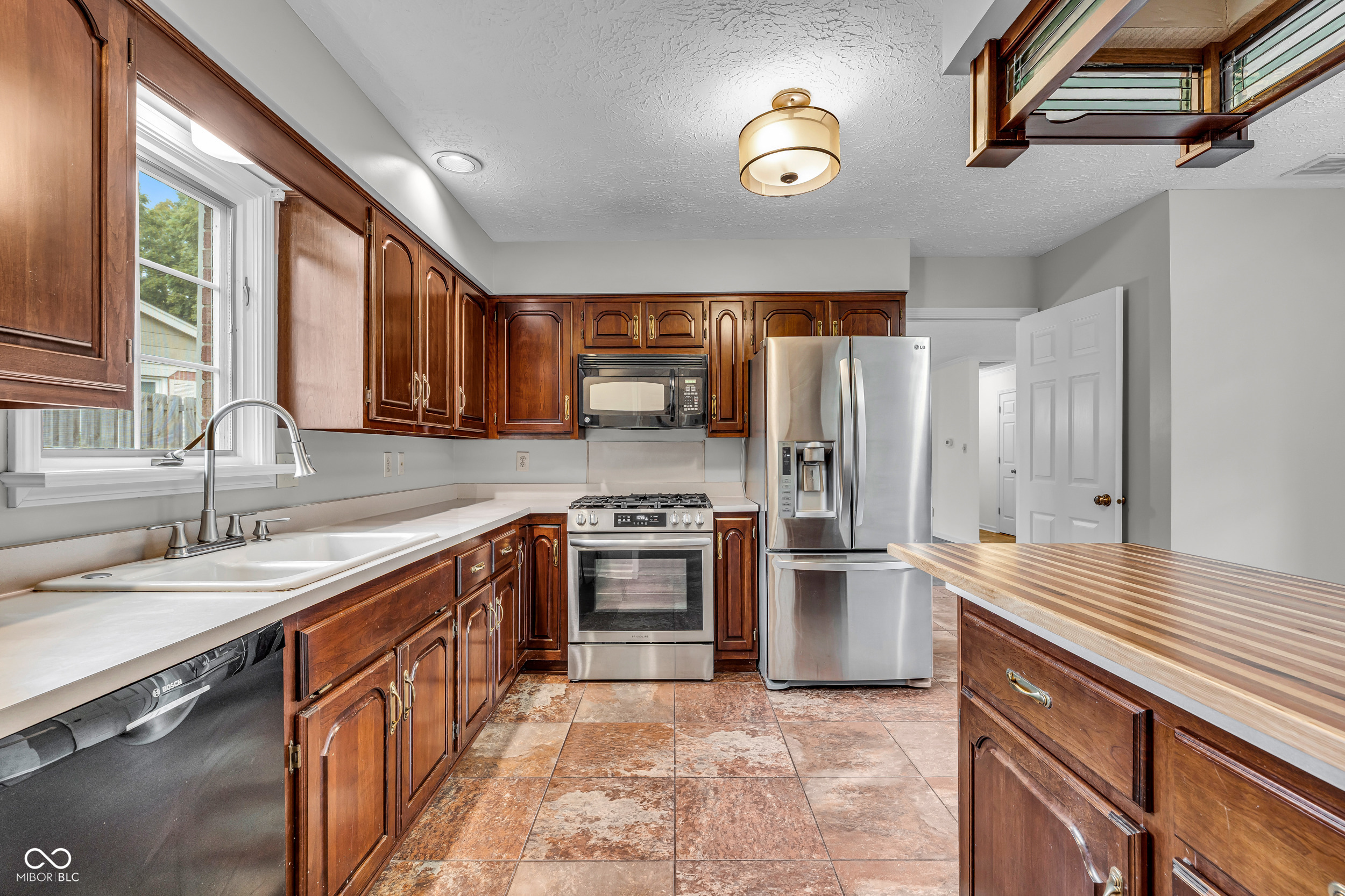 5228 Greenwillow Road Indianapolis, IN 46226 - Photo 8 of 45