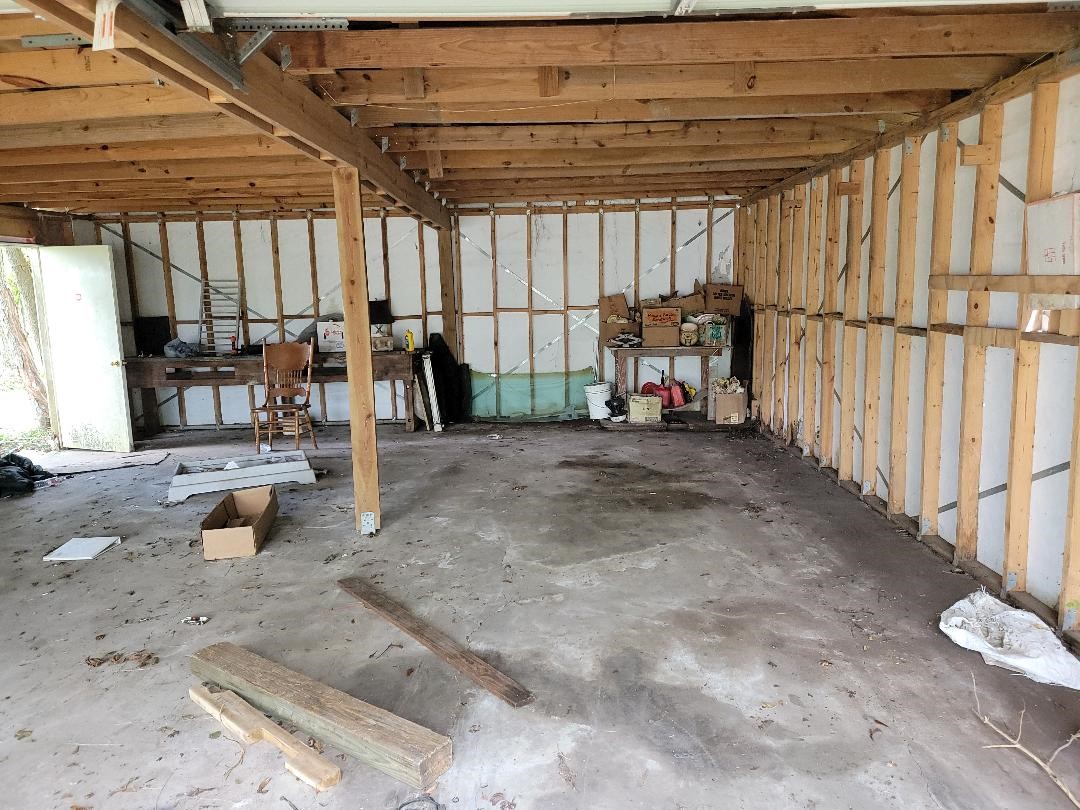 421 Ave B La Marque, TX 77568 - Photo 3 of 8 a view of a garage