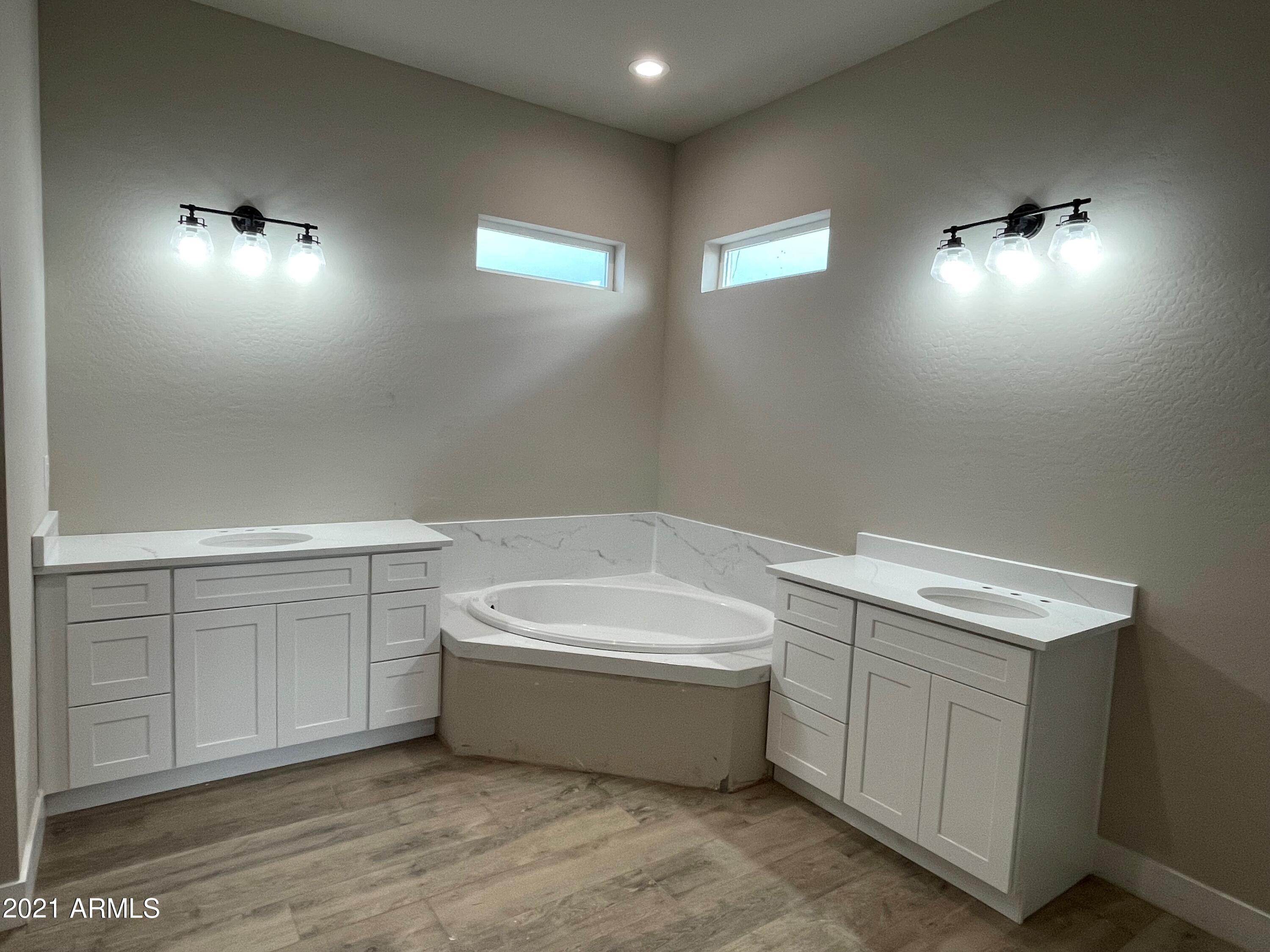 513 West Cloud Road Phoenix, AZ 85086 - Photo 13 of 17 Primary Bathroom