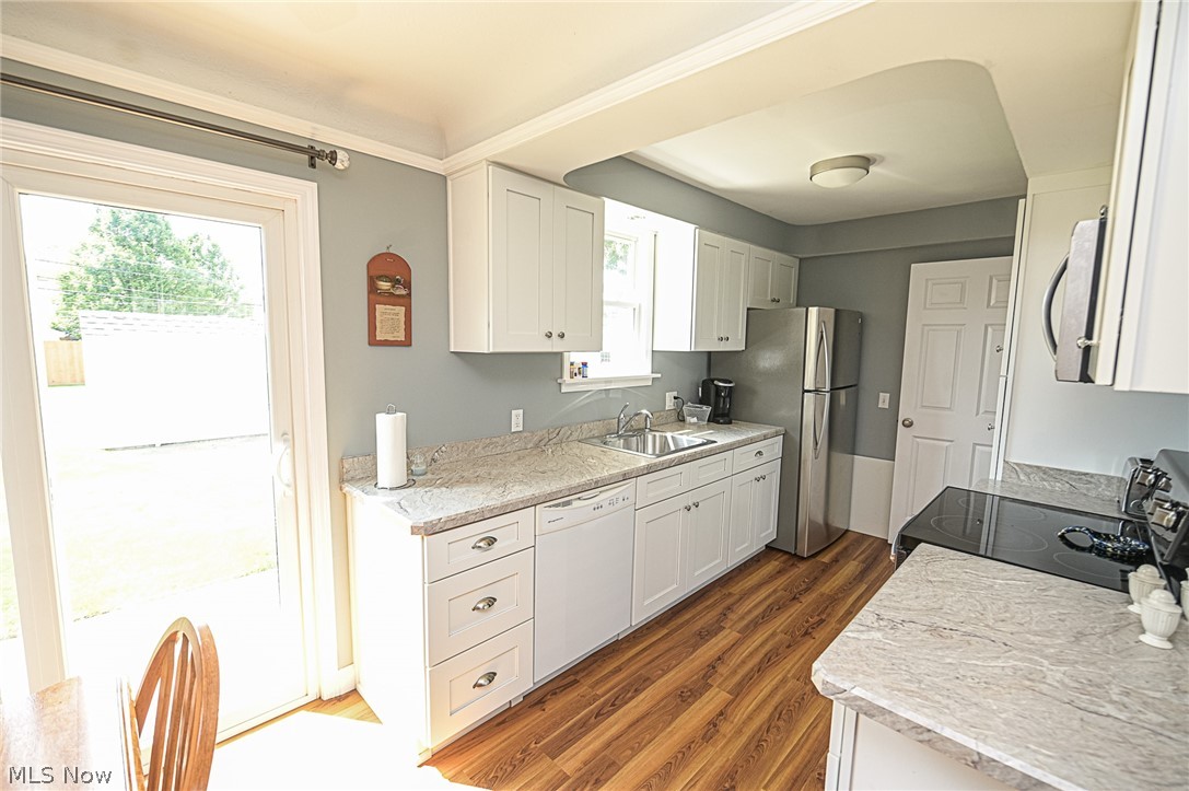 386 Clarmont Road Willowick, OH 44095 - Photo 8 of 26 NEWLY REMODELED KITCHEN