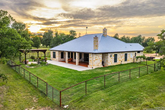 a view of a house with backyard