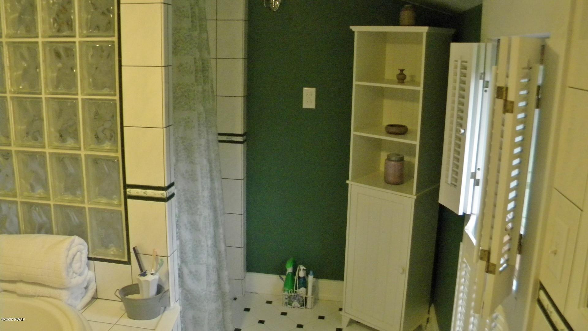 405 Sawmill Road Greentown, PA 18426 - Photo 37 of 61 29-Bathroom