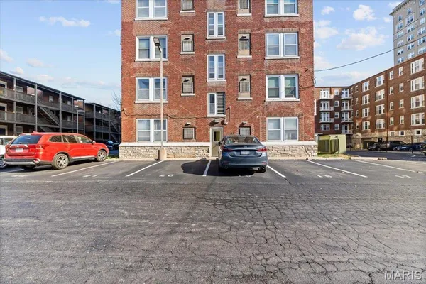 $120,000 | 5330 Pershing Avenue, Unit 205, St. Louis, MO 63112