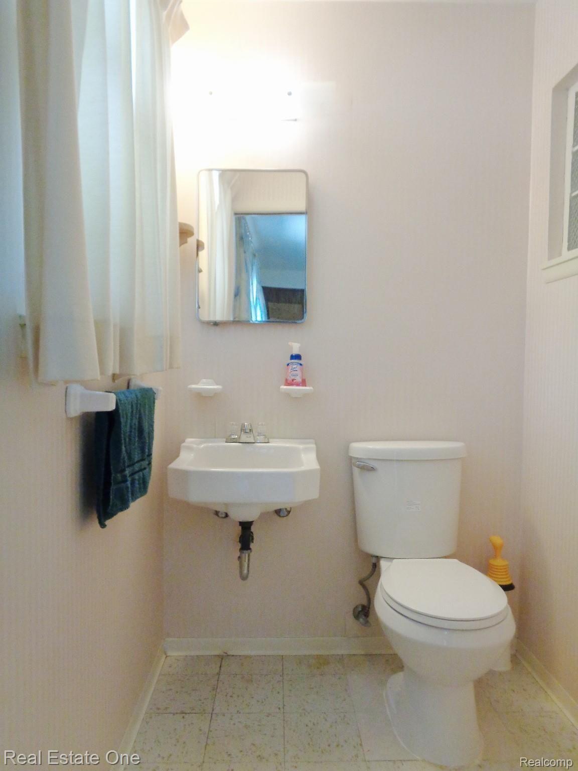 4863 Valley Road Trenton, MI 48183 - Photo 18 of 33 half bath.JPG