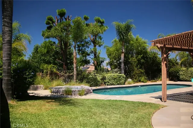 a view of a yard with a fountain