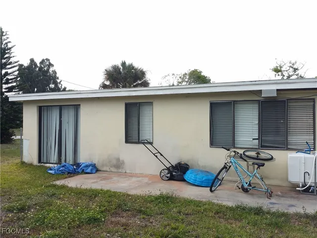 a view of a house with backyard