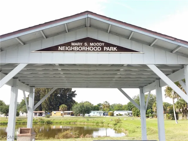 a view of a house with backyard and trees
