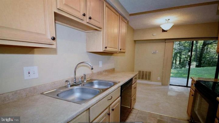 11651 Stoneview Square, Unit 2B Reston, VA 20191 - Photo 3 of 26 Gallery Image 3