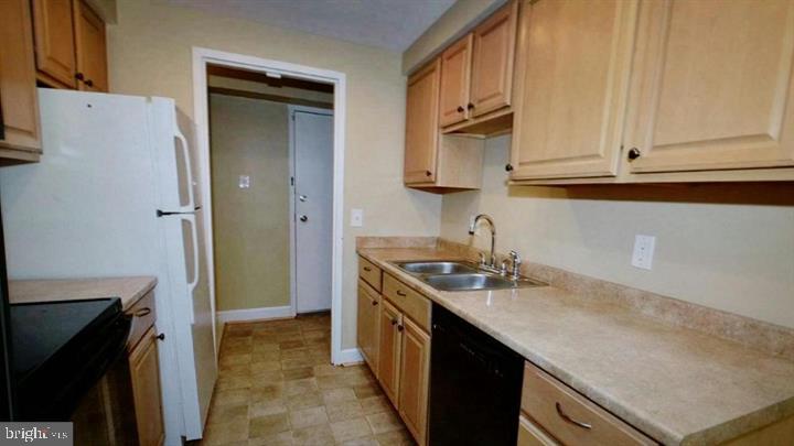 11651 Stoneview Square, Unit 2B Reston, VA 20191 - Photo 4 of 26 Gallery Image 4