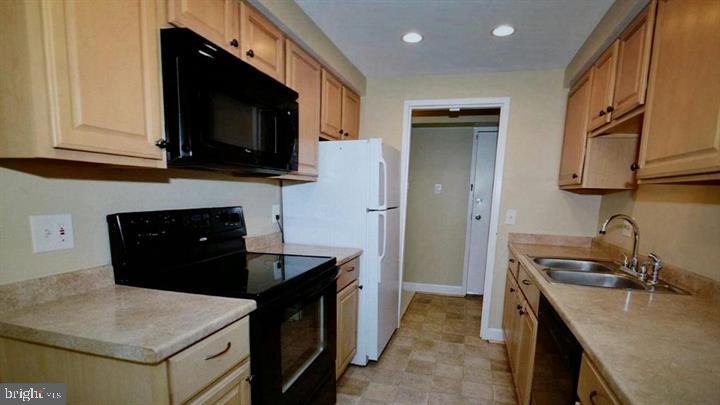 11651 Stoneview Square, Unit 2B Reston, VA 20191 - Photo 5 of 26 Gallery Image 5