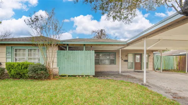 a view of a house with a backyard