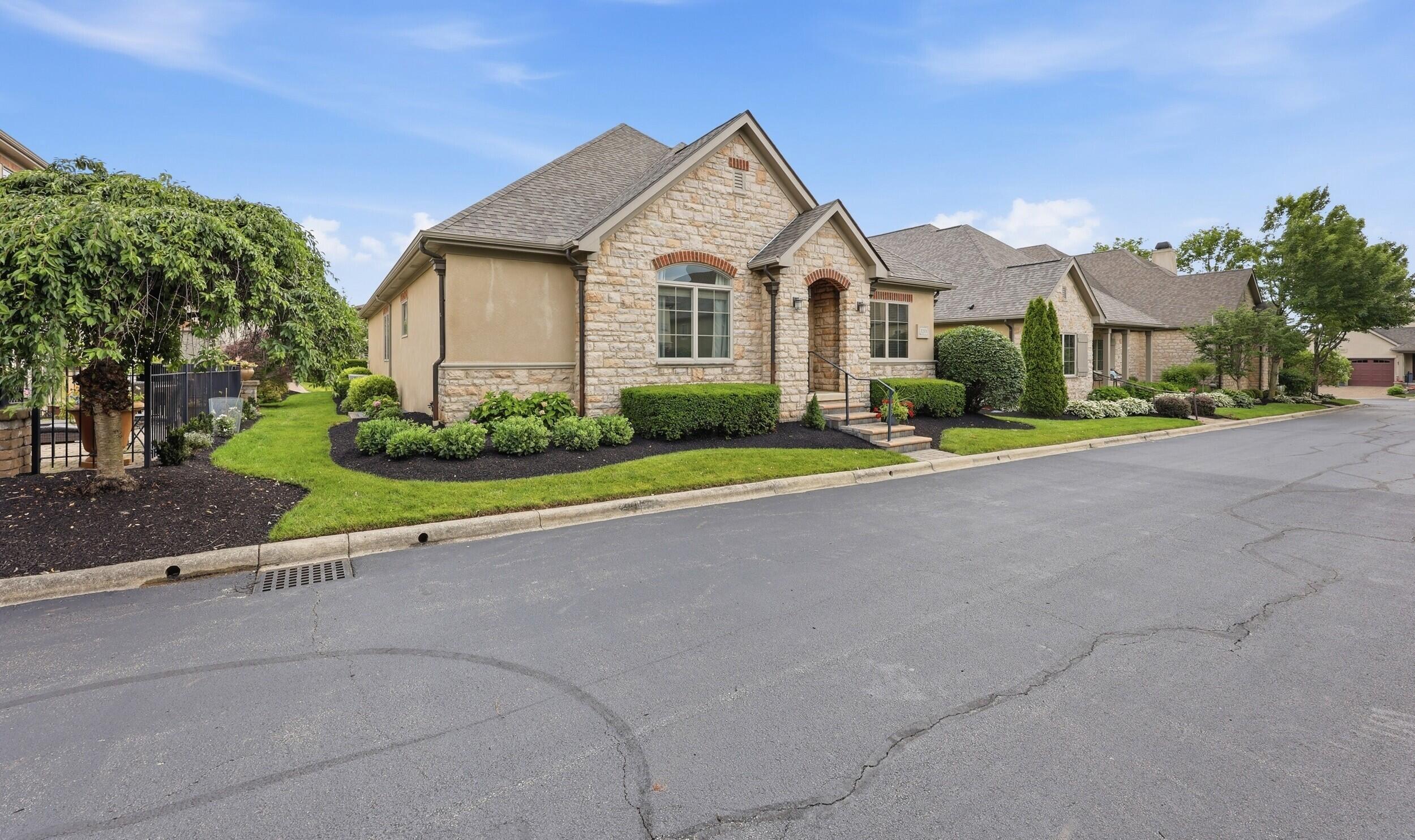 3233 Armscote Road Dublin, OH 43017 - Photo 3 of 46 2_072a2302
