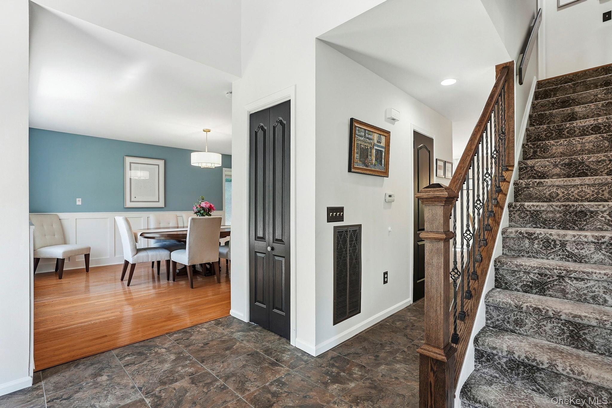 31 Ridge Road Cortlandt Manor, NY 10567 - Photo 3 of 39 Come on in!