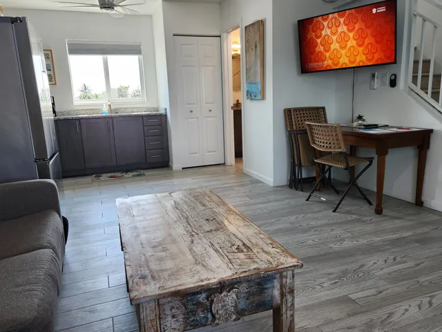 a view of a livingroom with furniture