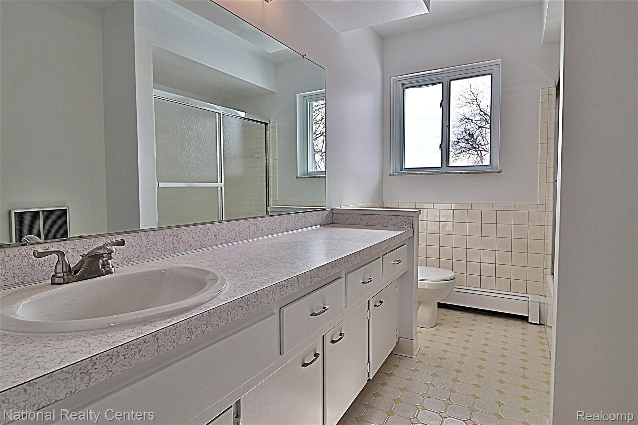 8290 Bergin Road Howell, MI 48843 - Photo 23 of 47 Main Bath