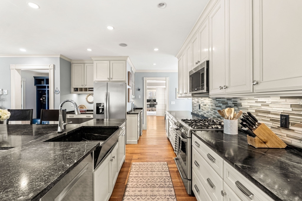 14 North Street Manchester, MA 01944 - Photo 8 of 27