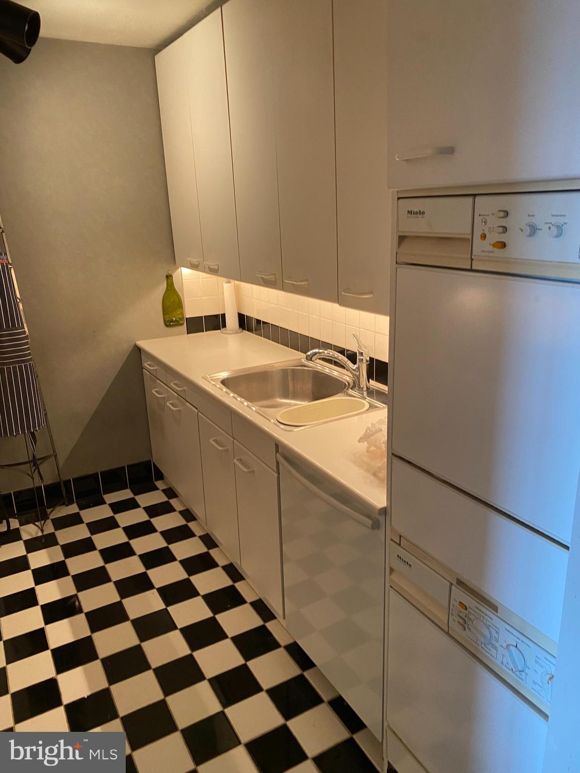 604 South Washington Square, Unit 1712 Philadelphia, PA 19106 - Photo 6 of 12