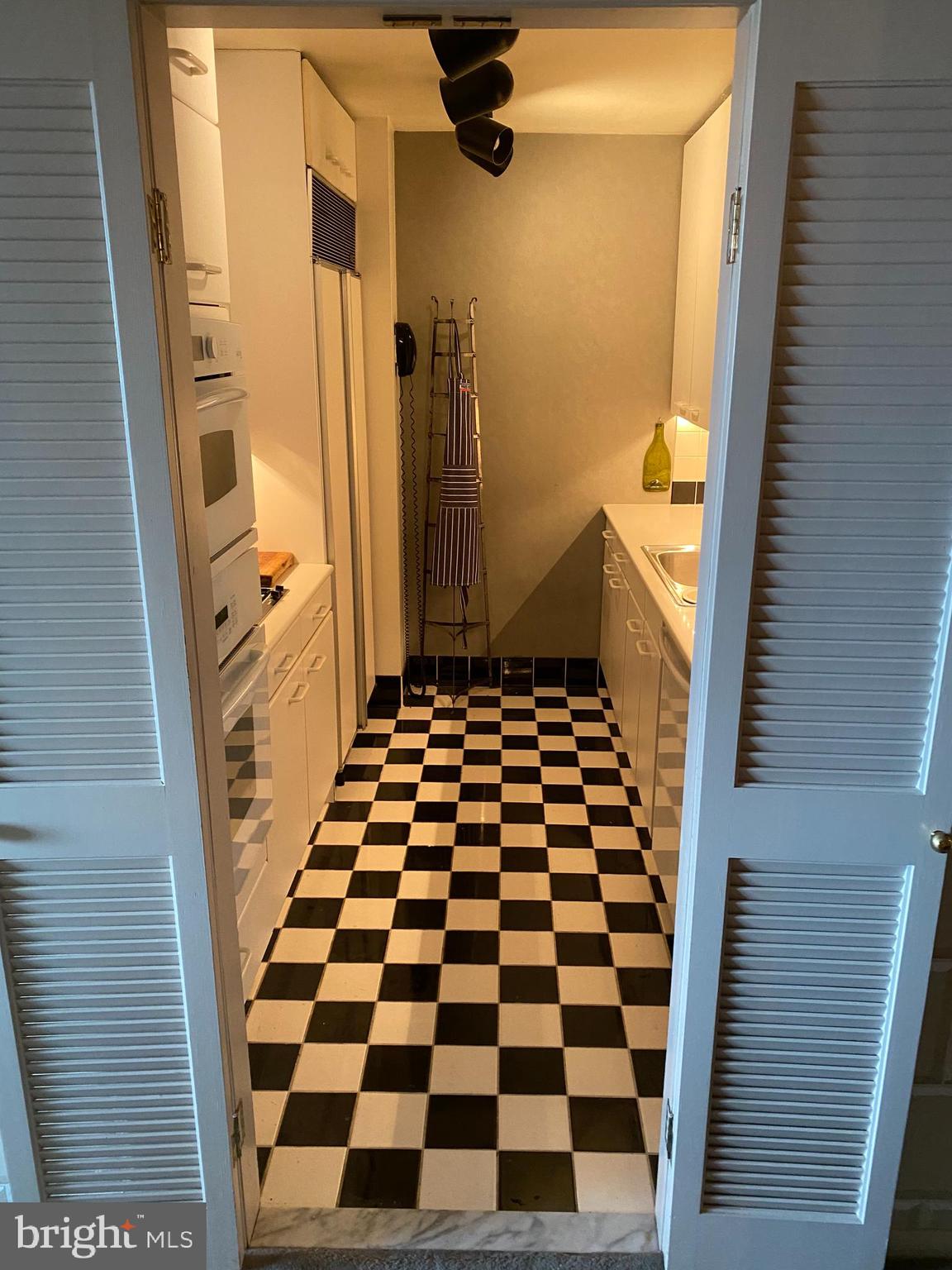 604 South Washington Square, Unit 1712 Philadelphia, PA 19106 - Photo 8 of 12