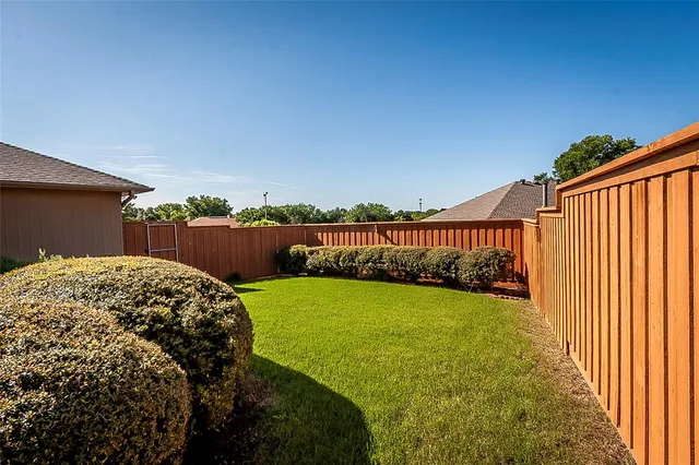 a view of a backyard