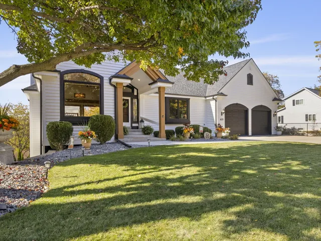 $799,000 | 635 West Pierre Lane, Port Washington, WI 53074